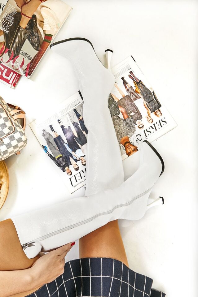 Beyaz Kırışık Rugan Topuklu Çizme (10 cm )