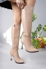 DİVA GOLD DETAYLI KADIN BEJ TOPUKLU ÇİZME (10 CM)