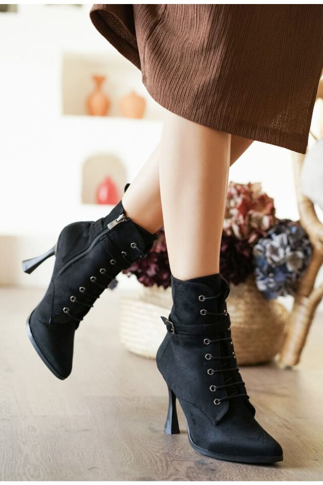 Brooch Siyah  Süet Bağıcıklı Topuklu bot (9cm)